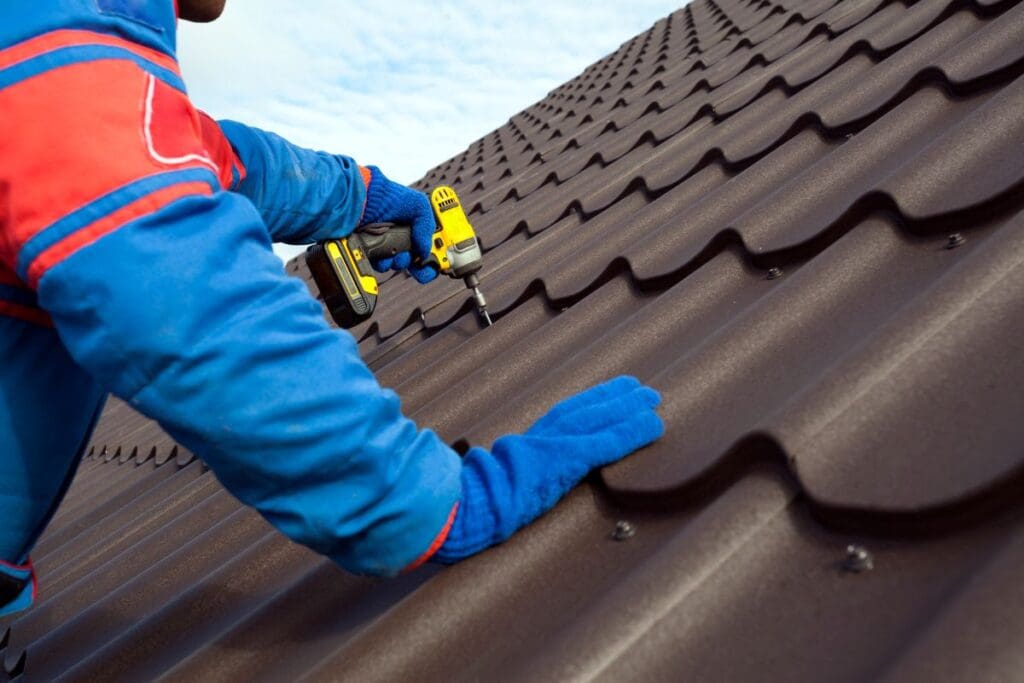 how to repair metal roof worker using screwdriver to fix tiles